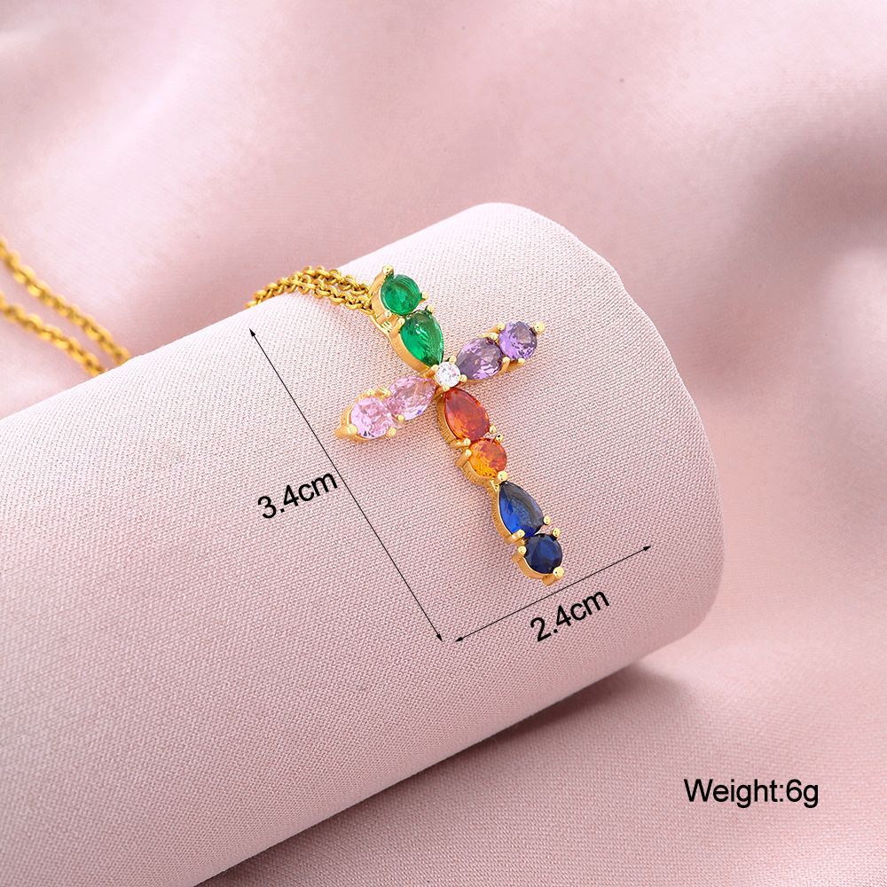 Collana pendente a croce minimalista da donna in rame con placcatura in oro e cristalli di zircone colorati su catena piatta a croce