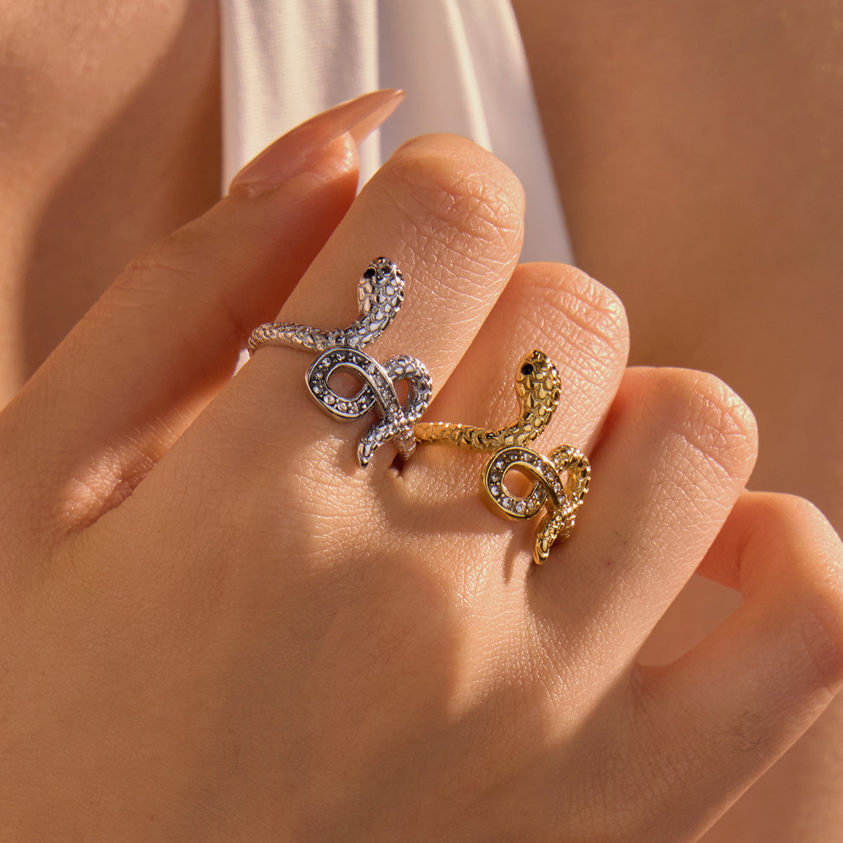Anello alla moda in acciaio inossidabile a forma di serpente geometrico con dettagli in strass da donna, elettroplaccato per un'eleganza resistente allo sbiadimento