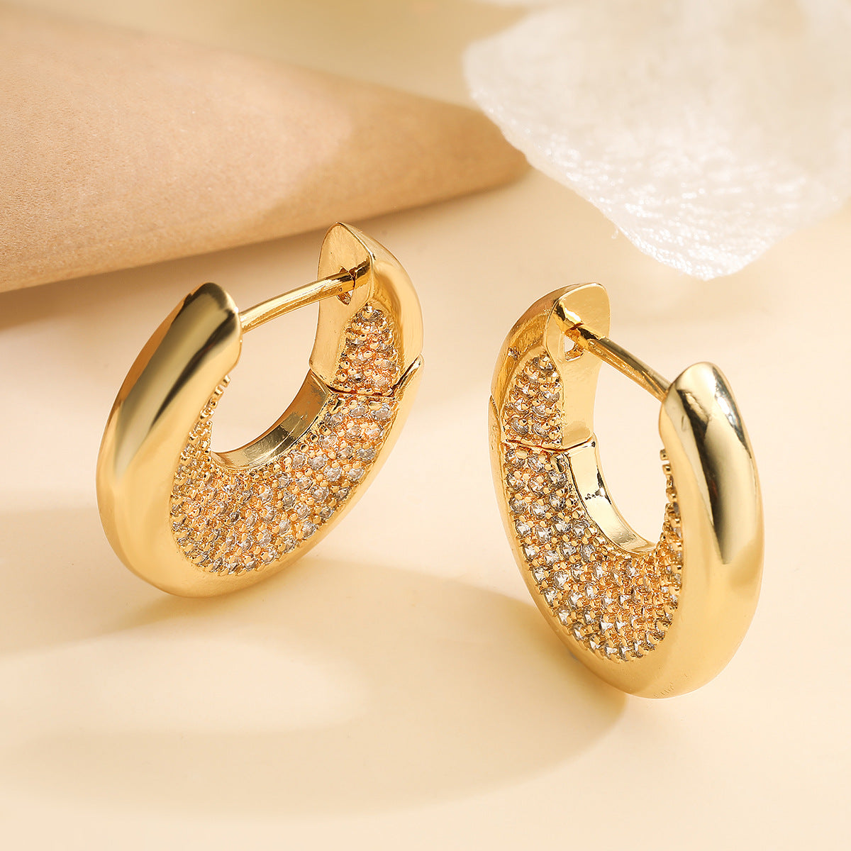 Aretes Minimalistas Geométricos en Forma de U para Mujer con Base de Cobre y Chapado en Oro de 18K, con Acentos de Circonita Microengastada