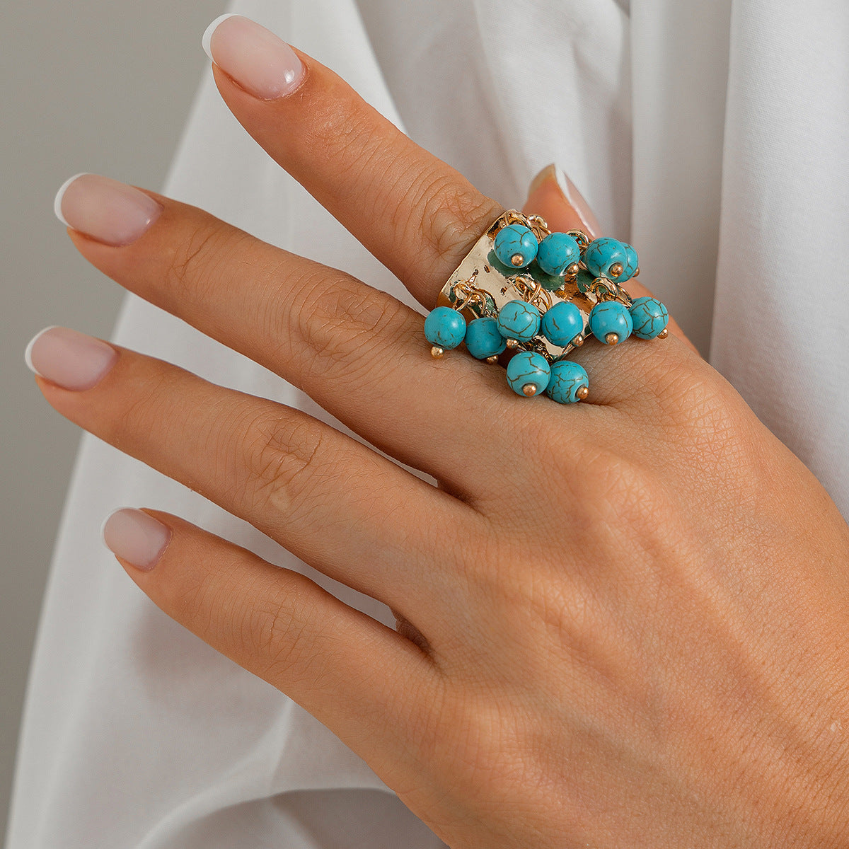Anello statement bohémien vintage a forma di cuore con perle finte e dettaglio nappa da donna