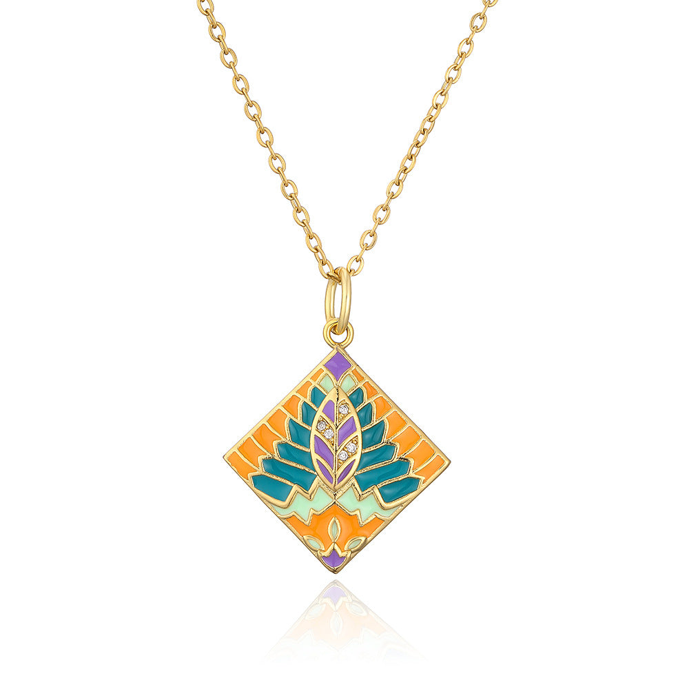 Collana con ciondolo geometrico bohémien da donna con base in rame placcata in oro vero e zirconi micro-incastonati