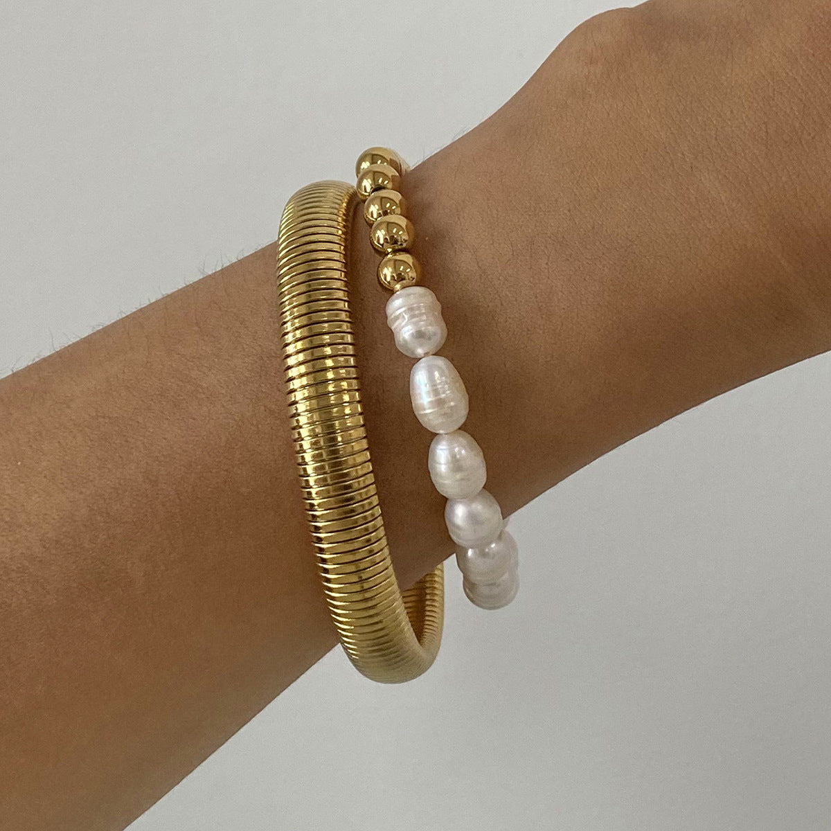 Anillo geométrico de moda con patrón enchapado en oro de 18 quilates, pulsera de perlas de acero inoxidable con resorte para mujer