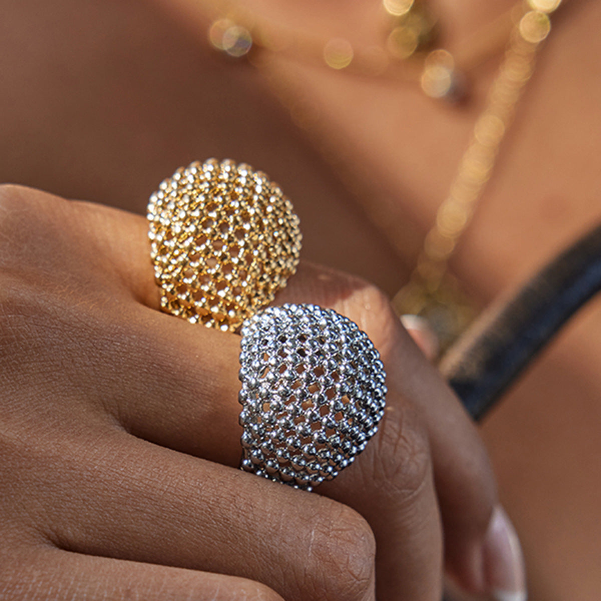 Anillo de acero inoxidable geométrico chapado para mujer con estética minimalista de lujo