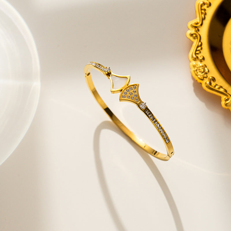 Pulsera minimalista de concha redonda de acero de titanio con acabado chapado al vacío para mujer