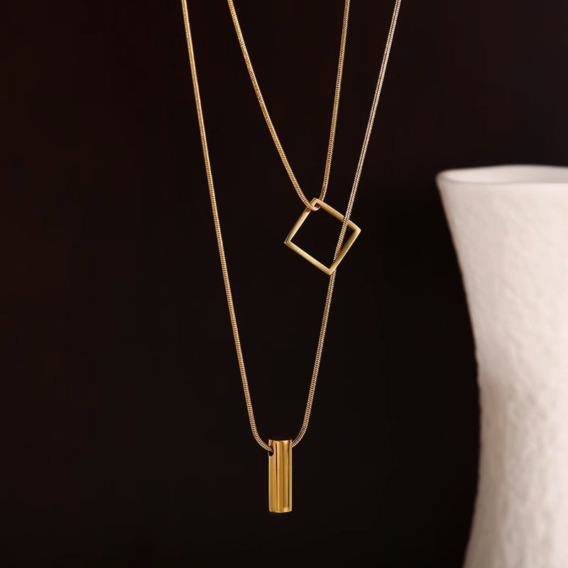Collana con Pendente Geometrico Minimalista in Acciaio al Titanio Placcato Oro su Catena Snake Regolabile