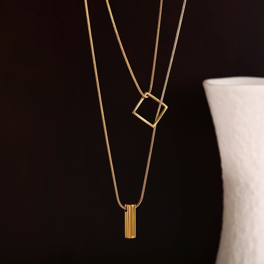 Collar Colgante Geométrico Minimalista de Acero de Titanio con Chapado en Oro en Cadena Serpiente de Longitud Ajustable