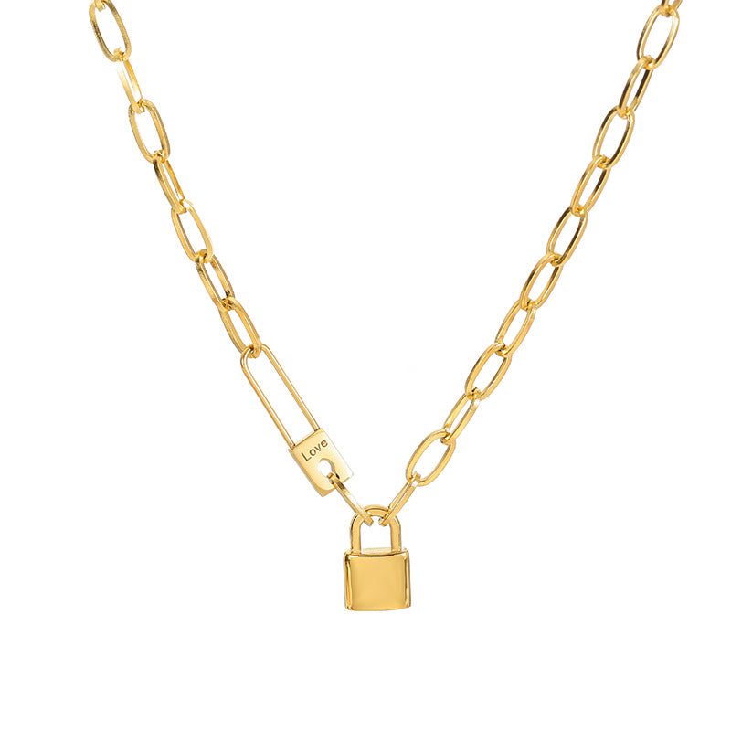 Collar con colgante en forma de U estilo Hip Hop para mujer con cadena de acero inoxidable y diseño de imperdible de acero de titanio chapado en oro