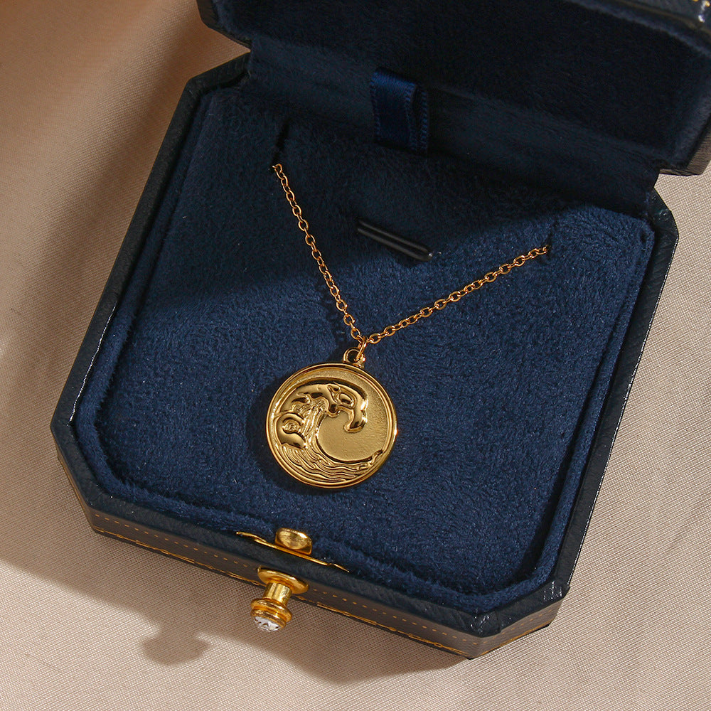 Collana da donna con ciondolo a moneta rotonda in acciaio inossidabile placcato oro 18 carati a forma di onda alla moda