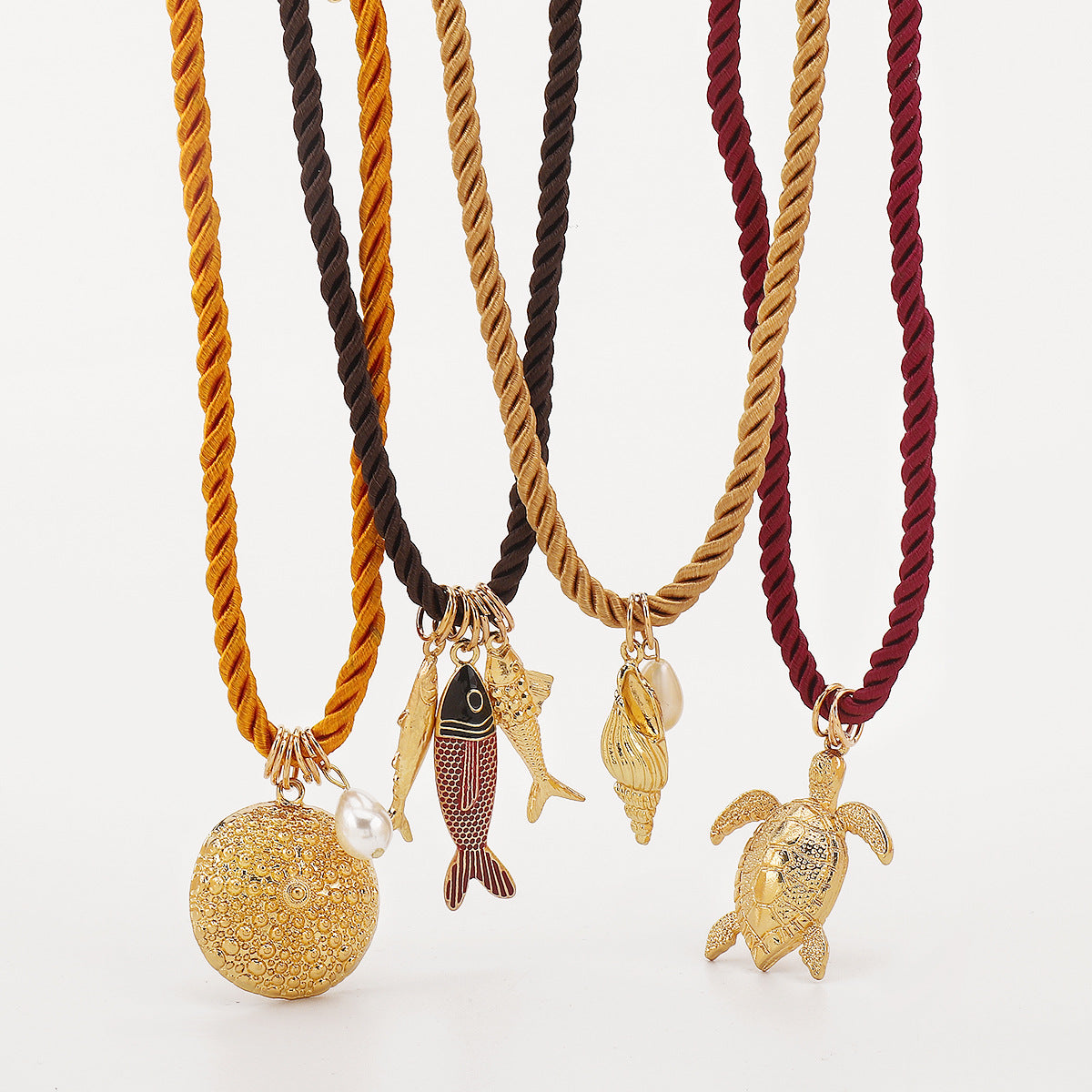 Collana con Pendente Artigianale Stile Vacanza Estiva Tartaruga e Conchiglia in Cordino di Poliestere con Finitura in Lega e Smalto da Donna