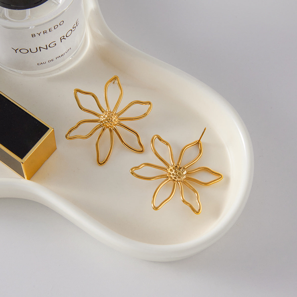 Pendientes de tuerca minimalistas de acero de titanio con chapado, diseño geométrico de flor lineal, para mujer