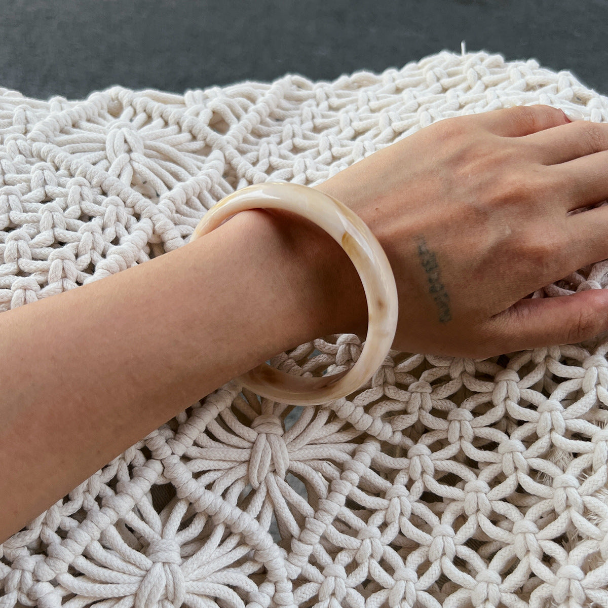 Brazalete de resina marmoleada semitransparente irregular para mujer con acabado de resina goteada