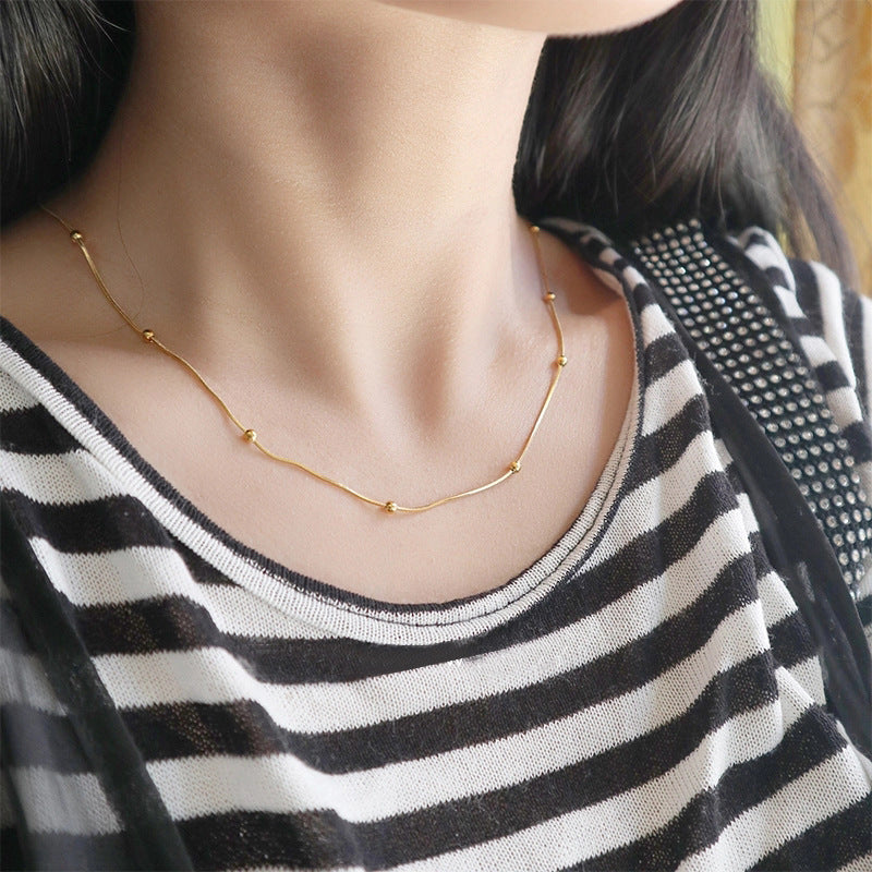 Elegante collana girocollo da donna a catena serpente in acciaio al titanio placcato oro 18 carati con perline geometriche