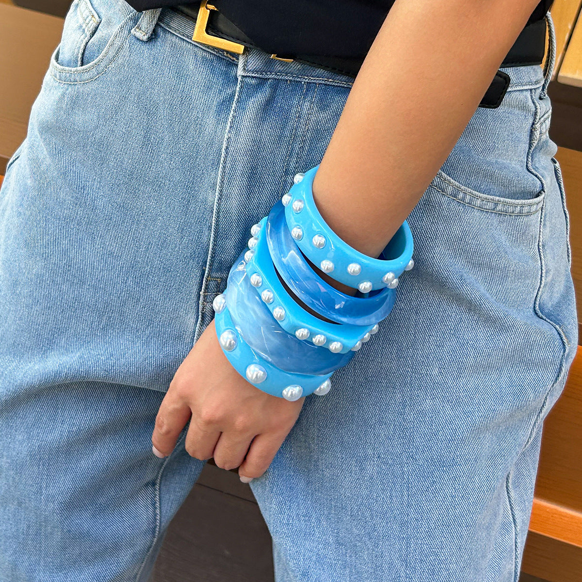Pulsera ancha tipo brazalete de resina con efecto perla irregular estilo Ins, con polvo brillante y detalles de lunares