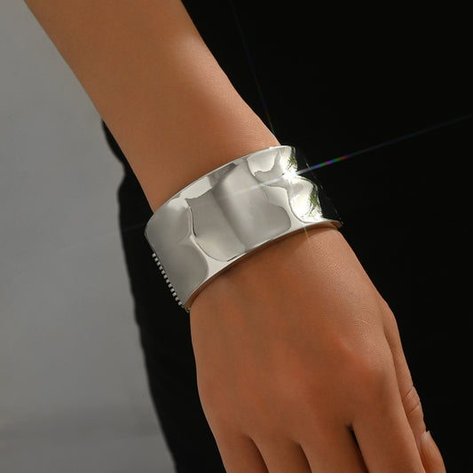 Pulsera Irregular de Moda de Aleación de Zinc con Acabado Chapado para Mujer, Diseño Circular Geométrico y Lunares, Brazalete Ancho Minimalista y Chic