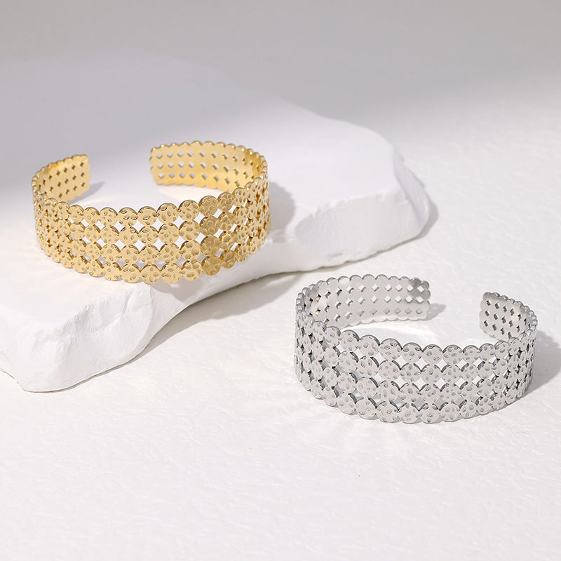 Bracciale rigido aperto geometrico in acciaio inossidabile da donna con finitura placcata e aspetto metallico di lusso