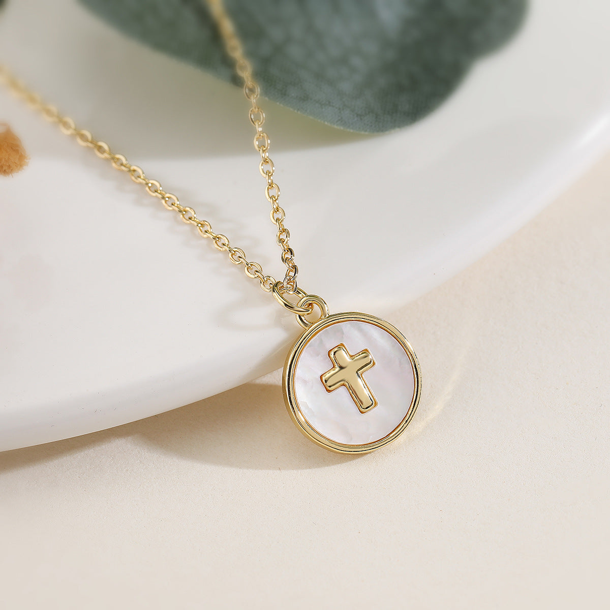 Collana con ciondolo a croce minimalista in rame placcato oro 18K da donna