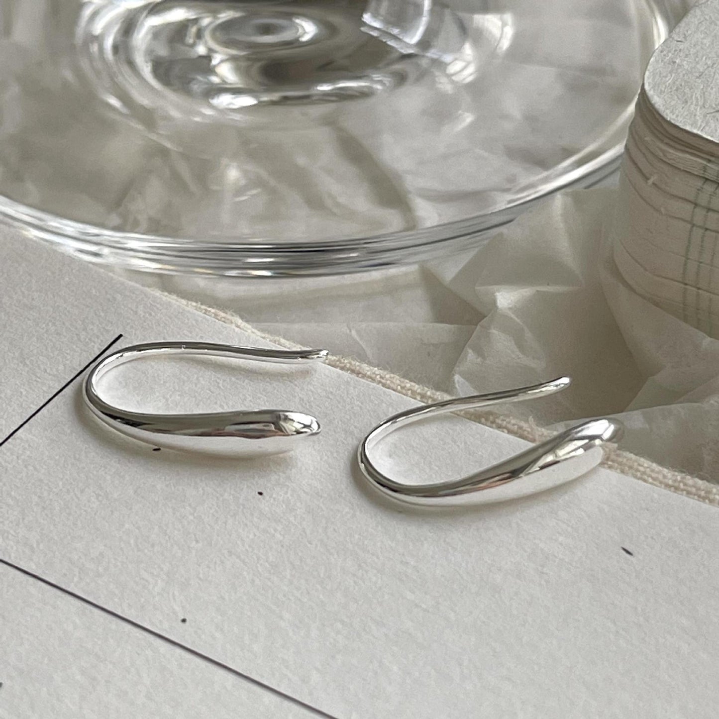 Aretes minimalistas con forma de lágrima de plata de ley 925 con motivos florales y de notas musicales