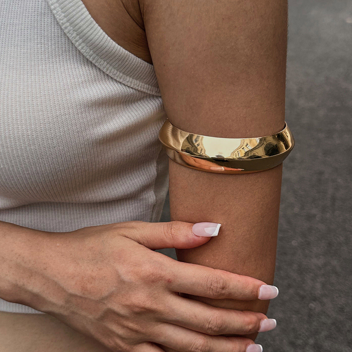 Bracciale rigido a fascia geometrica esagerata in metallo lucidato con finitura placcata