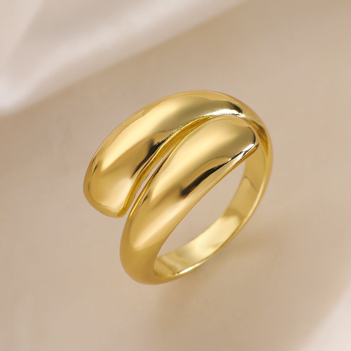 Anello Aperto Geometrico Minimalista da Donna Realizzato in Ottone con Placcatura in Oro 18K Finitura Liscia Accessorio di Moda Versatile