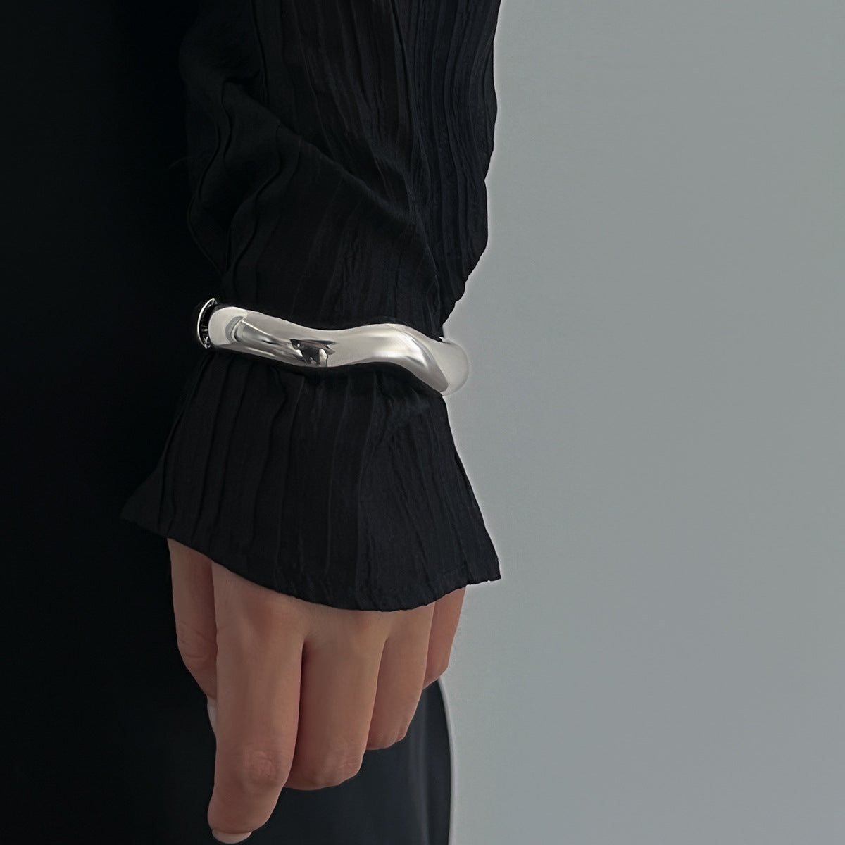 Bracciale rigido aperto Punk a onda irregolare in lega con finitura galvanica