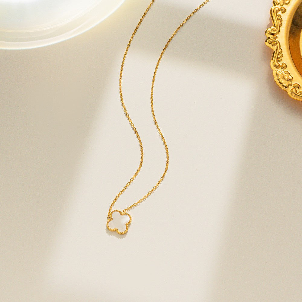 Orecchini a perno da donna a forma di trifoglio minimalisti in acciaio al titanio con finitura placcata sottovuoto, gioielli di moda ipoallergenici