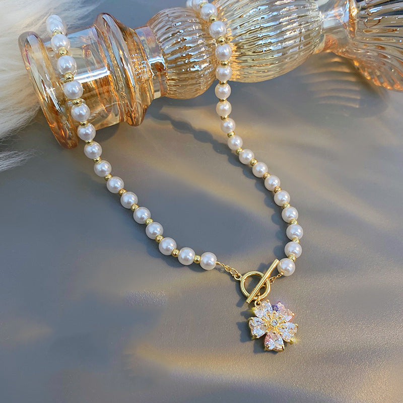 Chic Minimalist Heart-Shaped Pearl Necklace for Women with Alloy Chain and Electroplated Finish