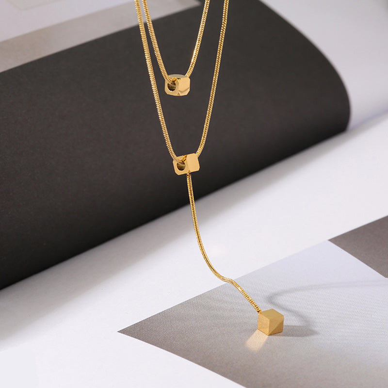 Collana a strati minimalista geometrica in acciaio titanio placcato per donne e uomini, girocollo con pendente quadrato alla moda