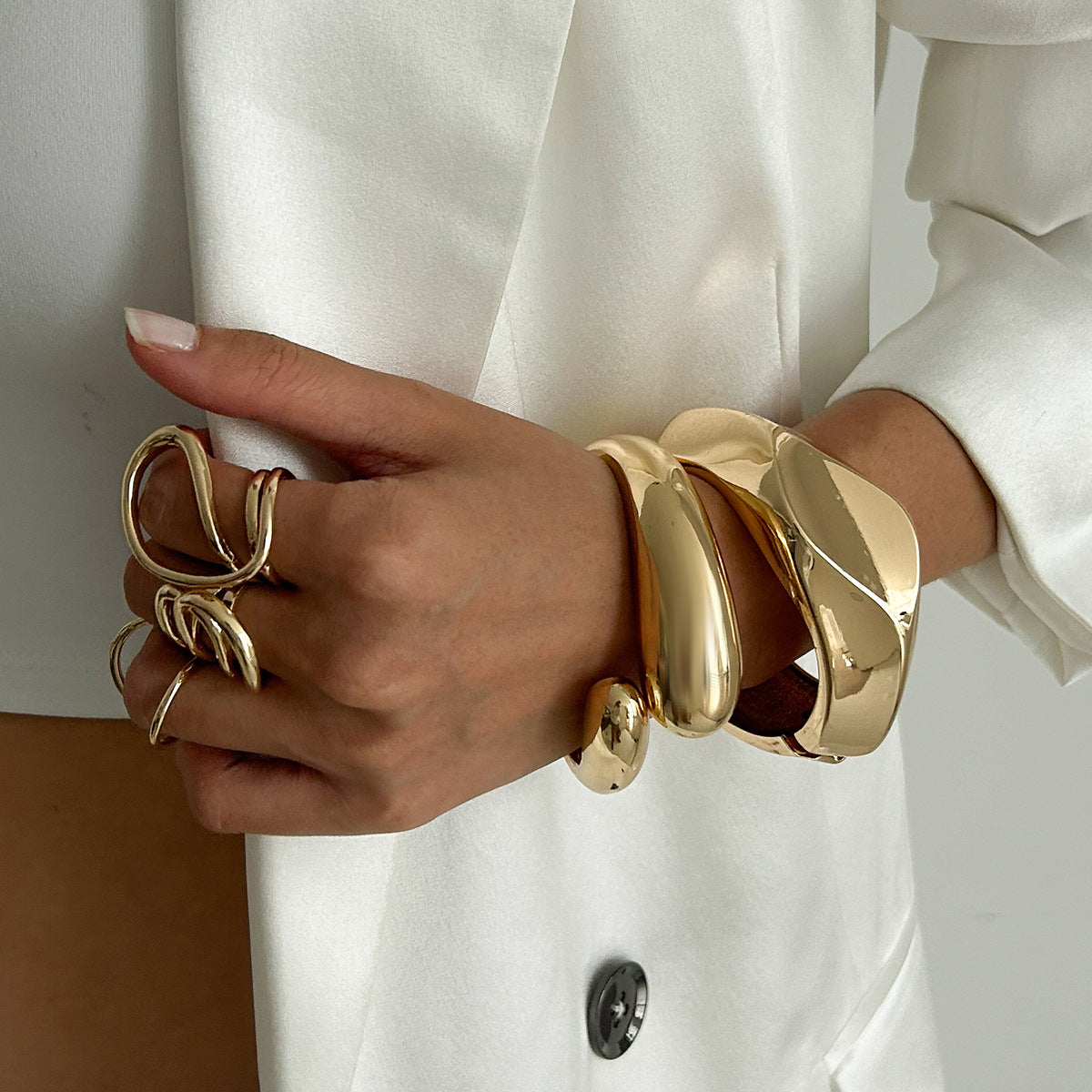 Pulsera de resorte con onda geométrica de aleación con acabado metálico pulido para mujer