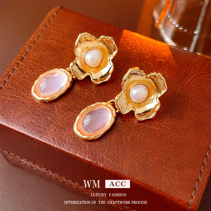 Pendientes de perlas geométricos de estilo vintage con base de aleación chapada en oro y postes de acero inoxidable para mujer