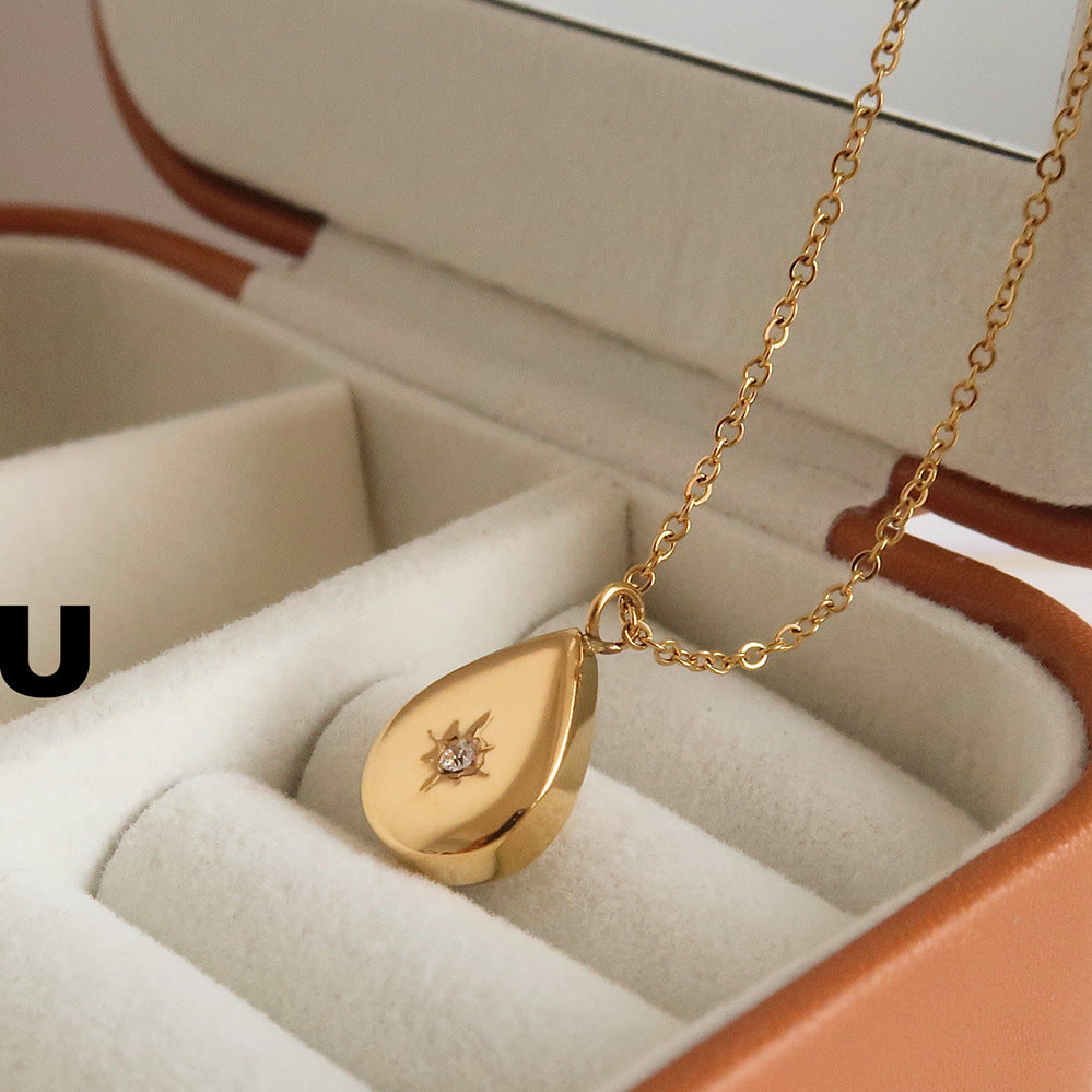 Collana con ciondolo quadrato a goccia tridimensionale a forma di ottagramma in stile francese romantico con gemma in acciaio al titanio con placcatura in oro per una ritenzione del colore a lungo termine