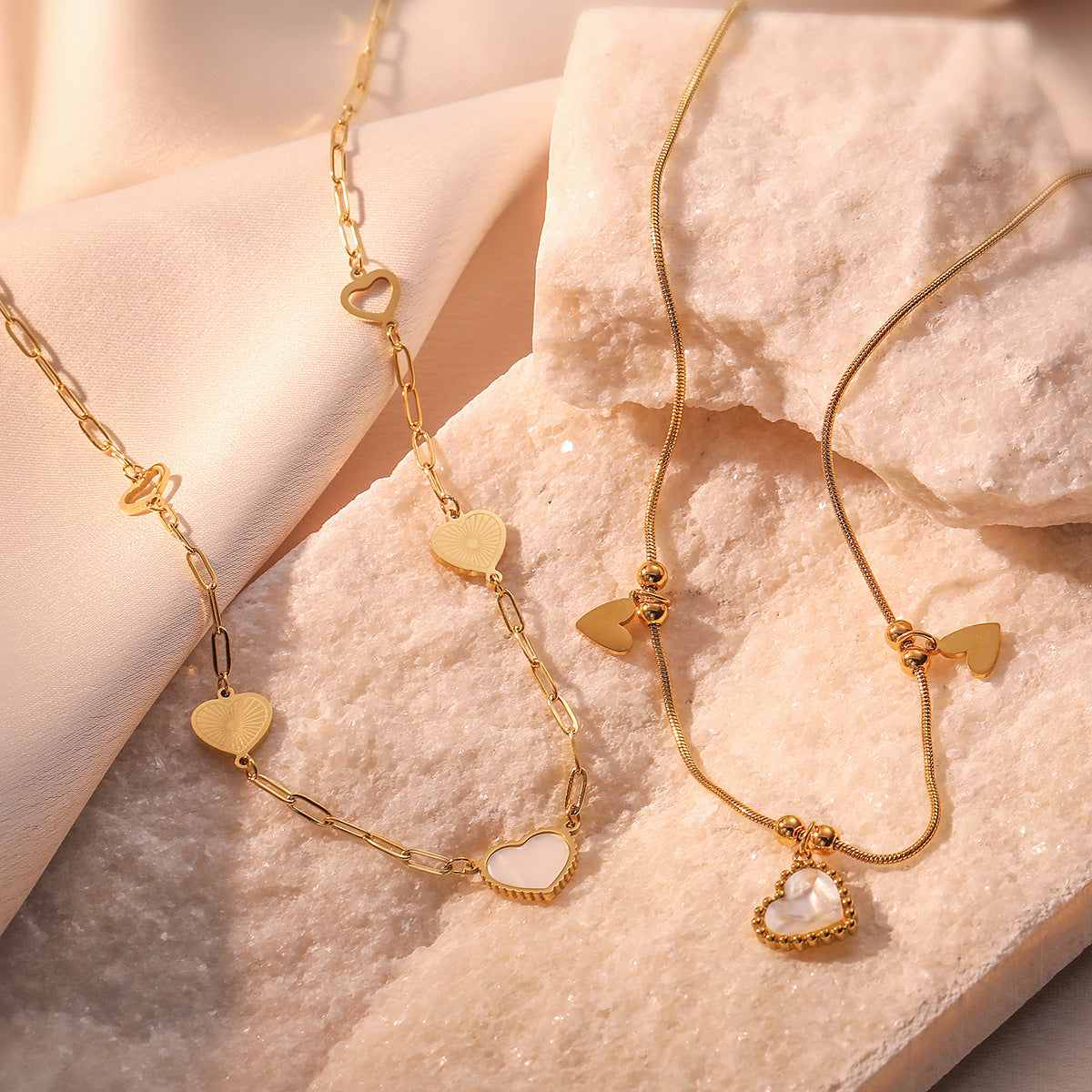 Collana Minimalista da Donna in Acciaio al Titanio con Ciondolo a Cuore Placcato Oro e Intarsio in Abalone