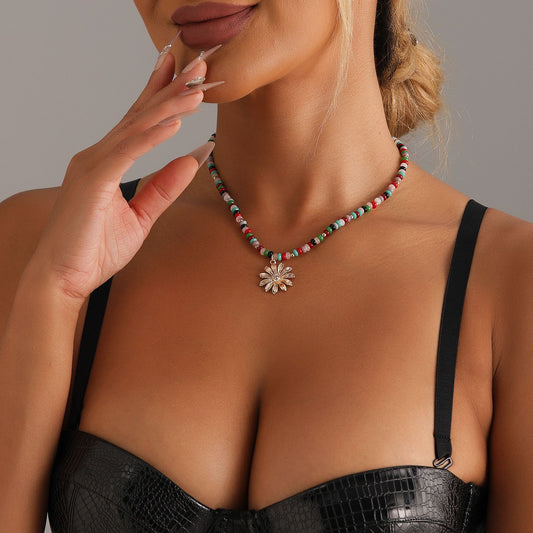 Collar artesanal bohemio floral para mujer con colgante de aleación y acabado chapado, cuentas coloridas y estilo cadena de clavícula