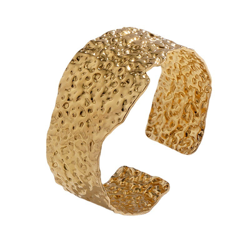Pulsera ajustable de acero titanio con textura irregular y chapado en oro de 18K para mujer
