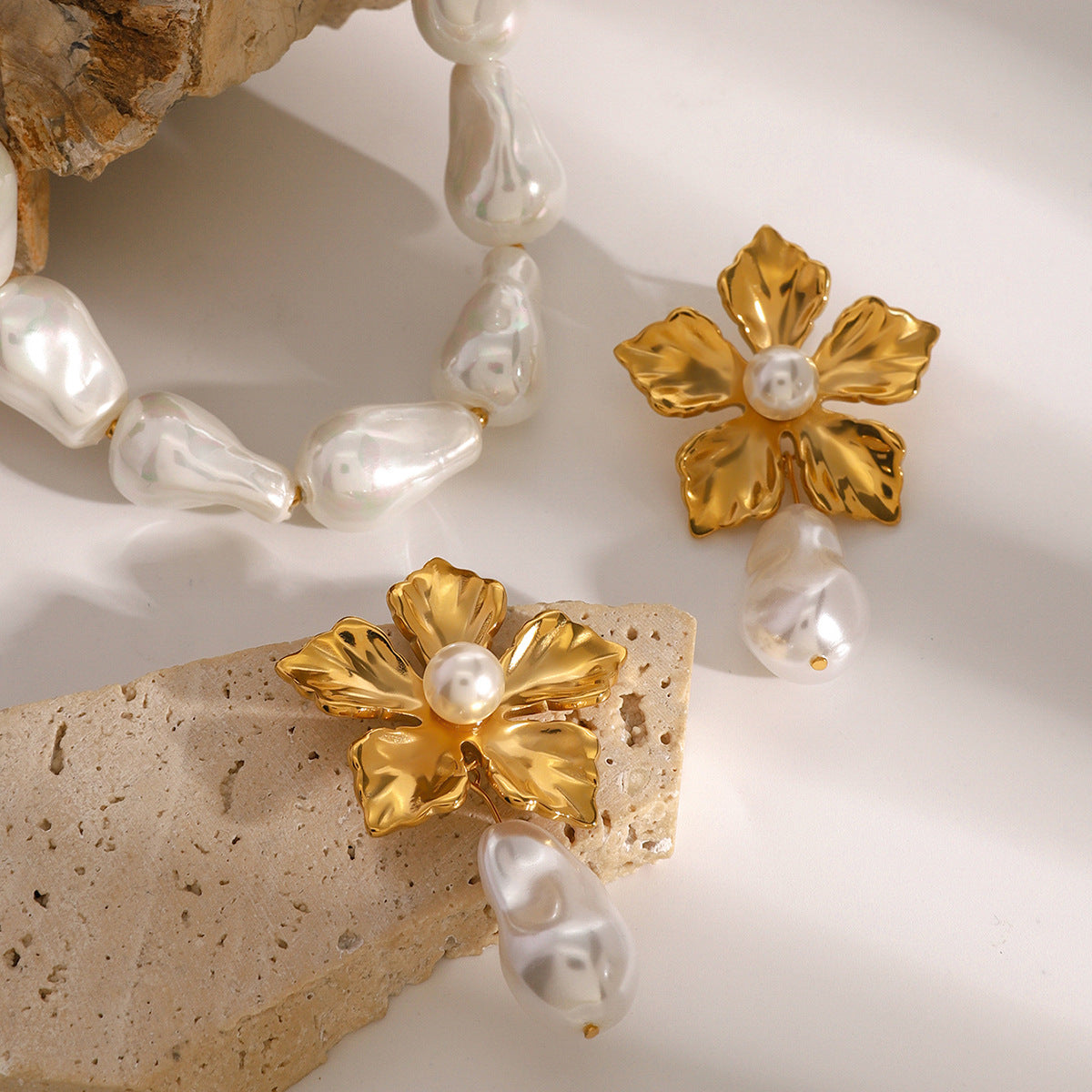 Collana Vintage Floreale con Perle Barocche in Acciaio Inossidabile Placcato Oro 18K da Donna