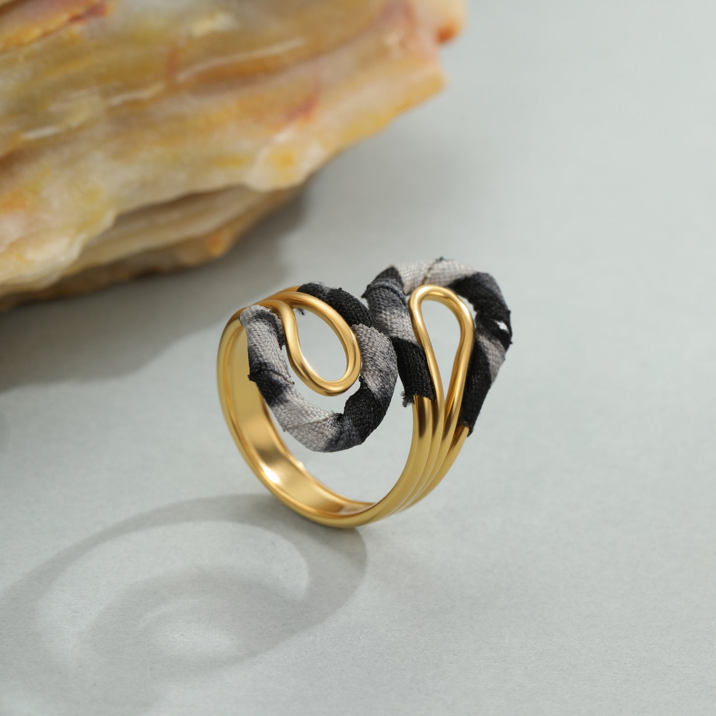 Anillo Abierto Ajustable de Acero Inoxidable con Estilo de Lujo, Estampado de Leopardo y Diseño de Cinta Envolvente
