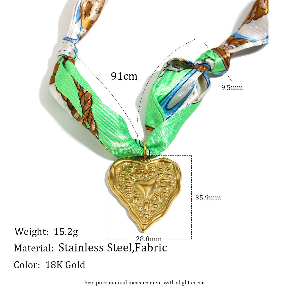 Collar de lujo minimalista con corazón de acero inoxidable bañado en oro de 18 quilates y pañuelo de seda verde para mujer