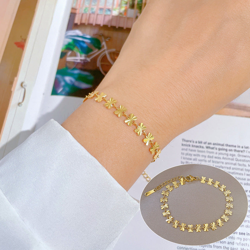 Pulsera geométrica minimalista de mariposa para mujer de acero titanio con chapado en oro y textura ondulada