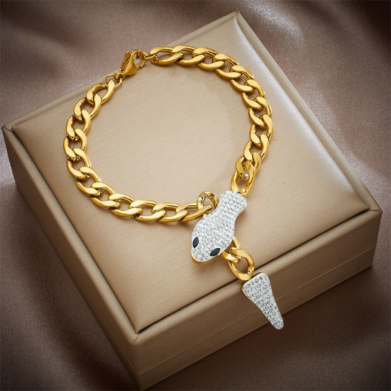 Bracciale con ciondolo a farfalla d'ispirazione vintage in acciaio al titanio con intarsi in strass e dettagli traforati