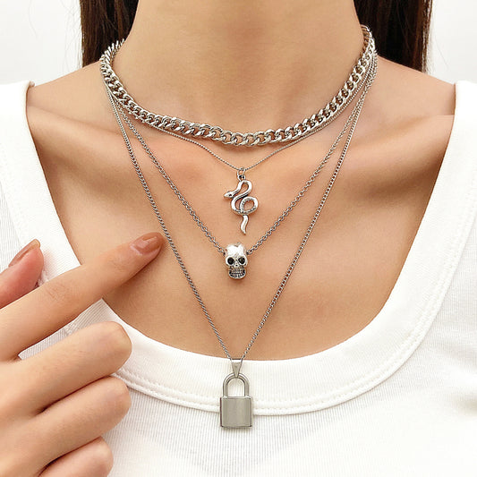 Collana Vintage con Pendente Teschio Creativo e Catena a Serpente Spessa a Strati Multipli in Lega con Finitura Placcata per Donna