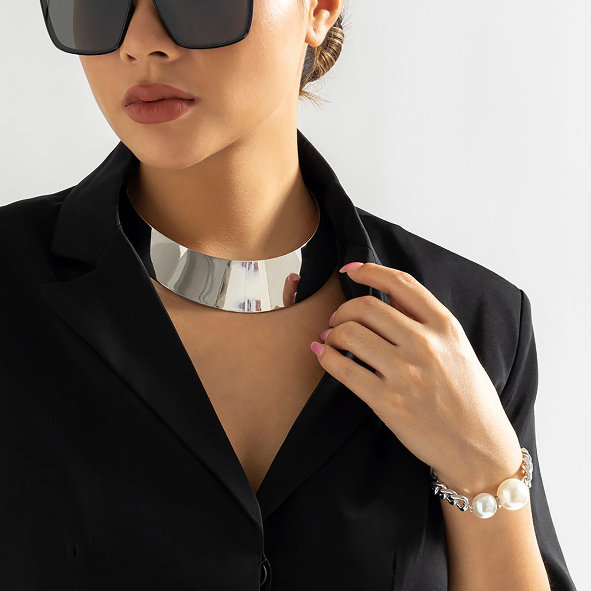 Collana Girocollo Minimalista Punk Geometrica in Metallo da Donna con Finitura Galvanizzata e Pendente a Ventaglio