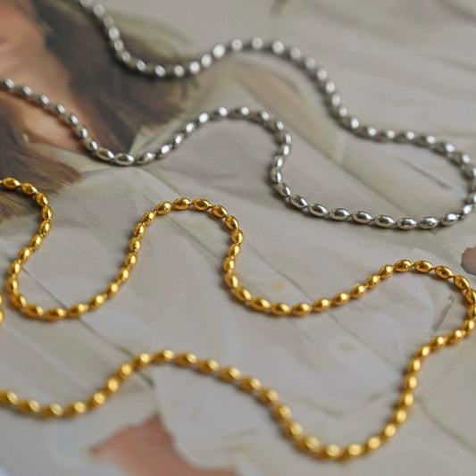 Collar de cuentas minimalista de acero de titanio para mujer y hombre con acabado chapado, cadena tipo serpiente para llevar en capas o solo