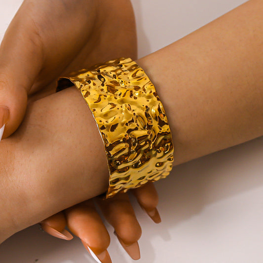 Bracciale rigido aperto da donna in oro 18K placcato, trama martellata minimalista