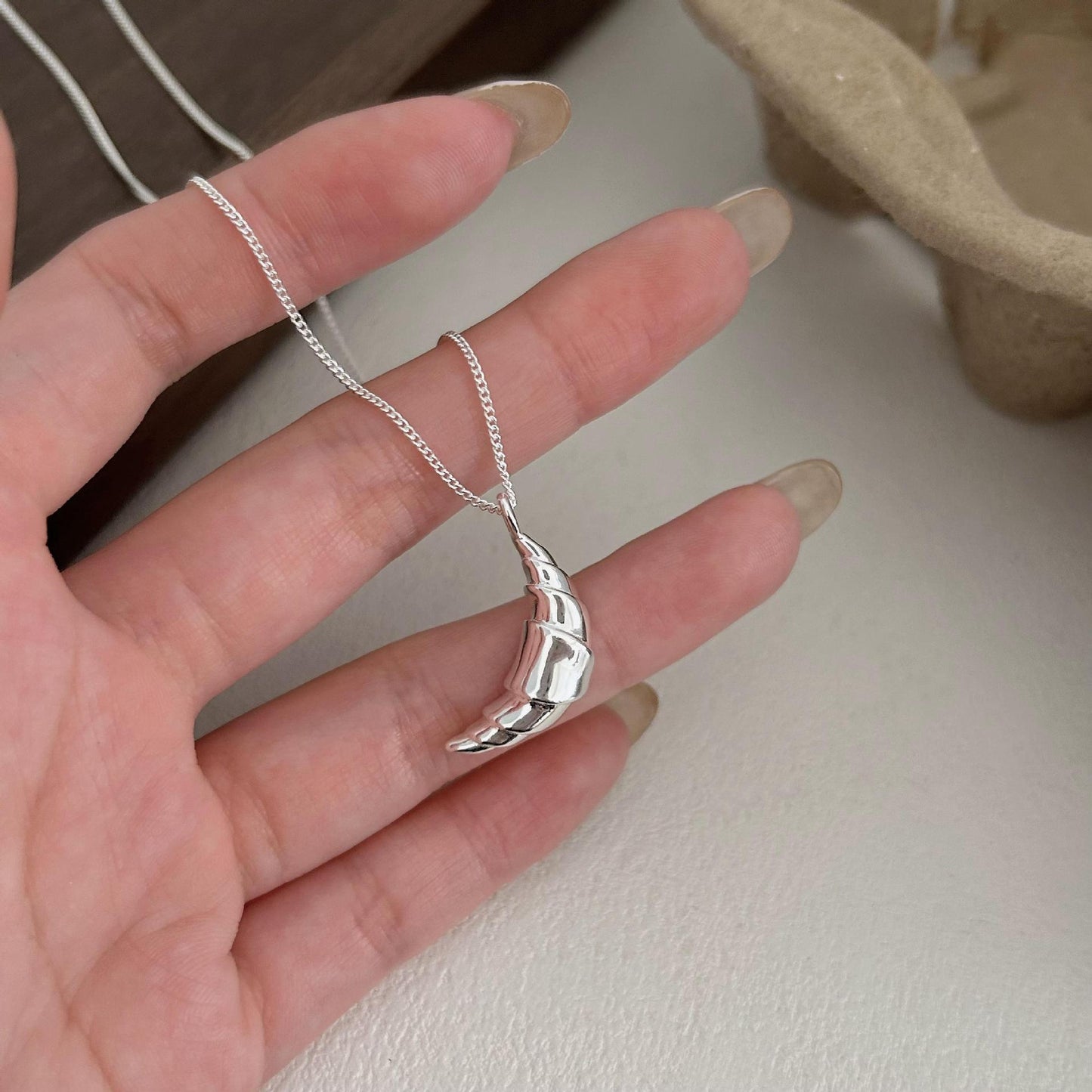 Collar con colgante de luna minimalista en plata de ley 925 con contorno geométrico y acabado galvanizado