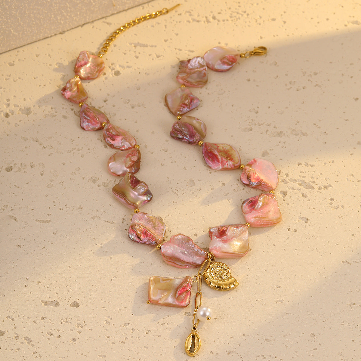 Collar de acero de titanio con cuentas de concha rosa estilo vacacional con dije de concha marina y perla en cadena de serpiente delicada para mujer