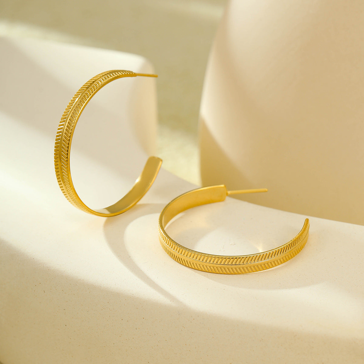 Orecchini a Cerchio da Donna a C in Acciaio Inossidabile Placcato Oro 18K con Texture Geometrica, Stile Vintage