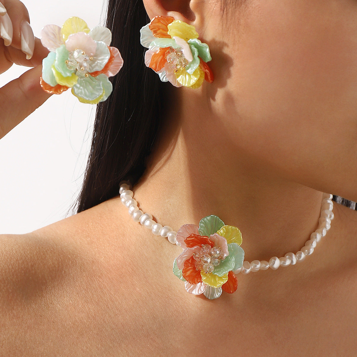 Collana Pendente Romantica Francese Vintage con Camelia per Donna, con Perle Imitazione e Strass su Delicata Catena alla Clavicola