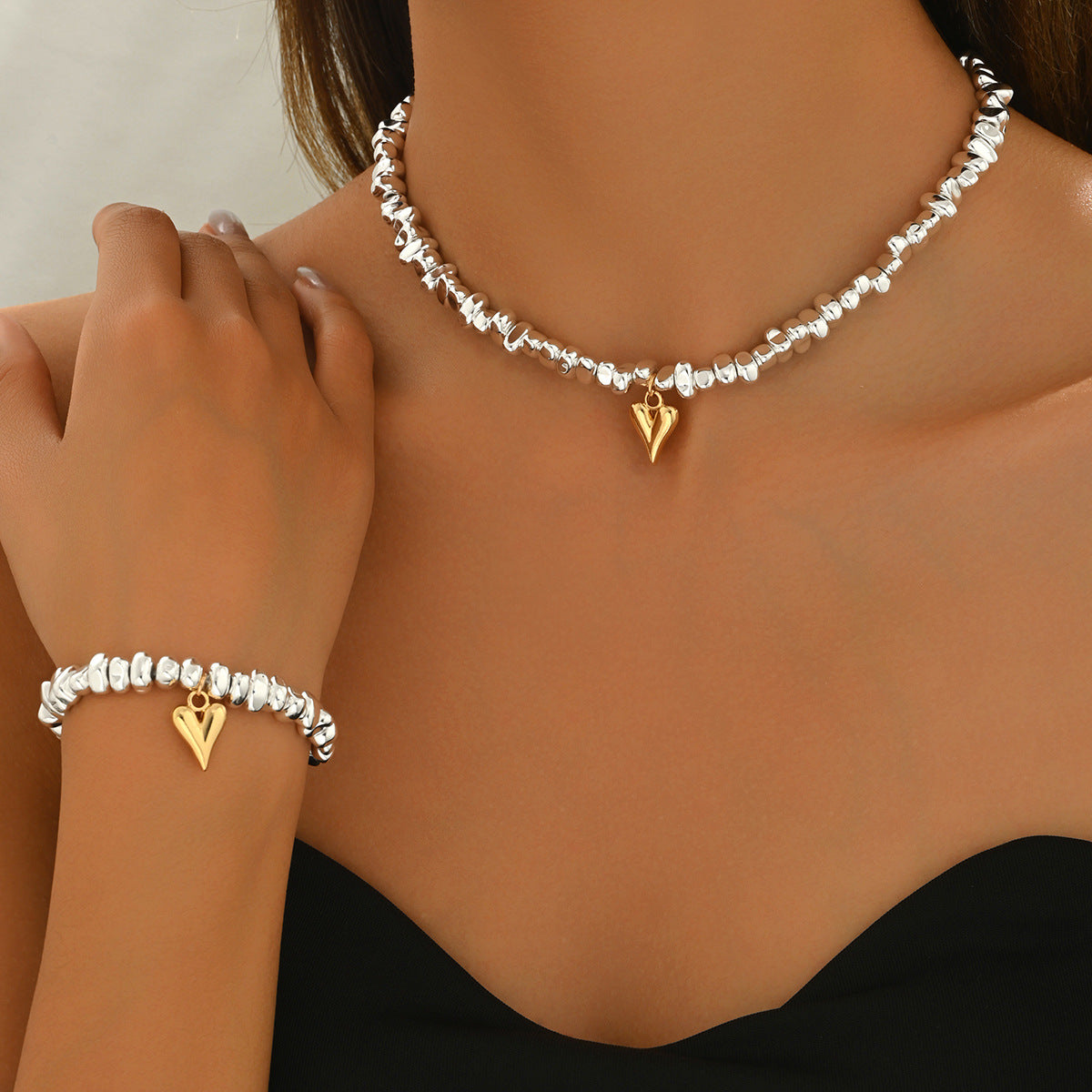 Set di collana e braccialetto da donna con ciondolo a cuore geometrico in lega e finitura placcata