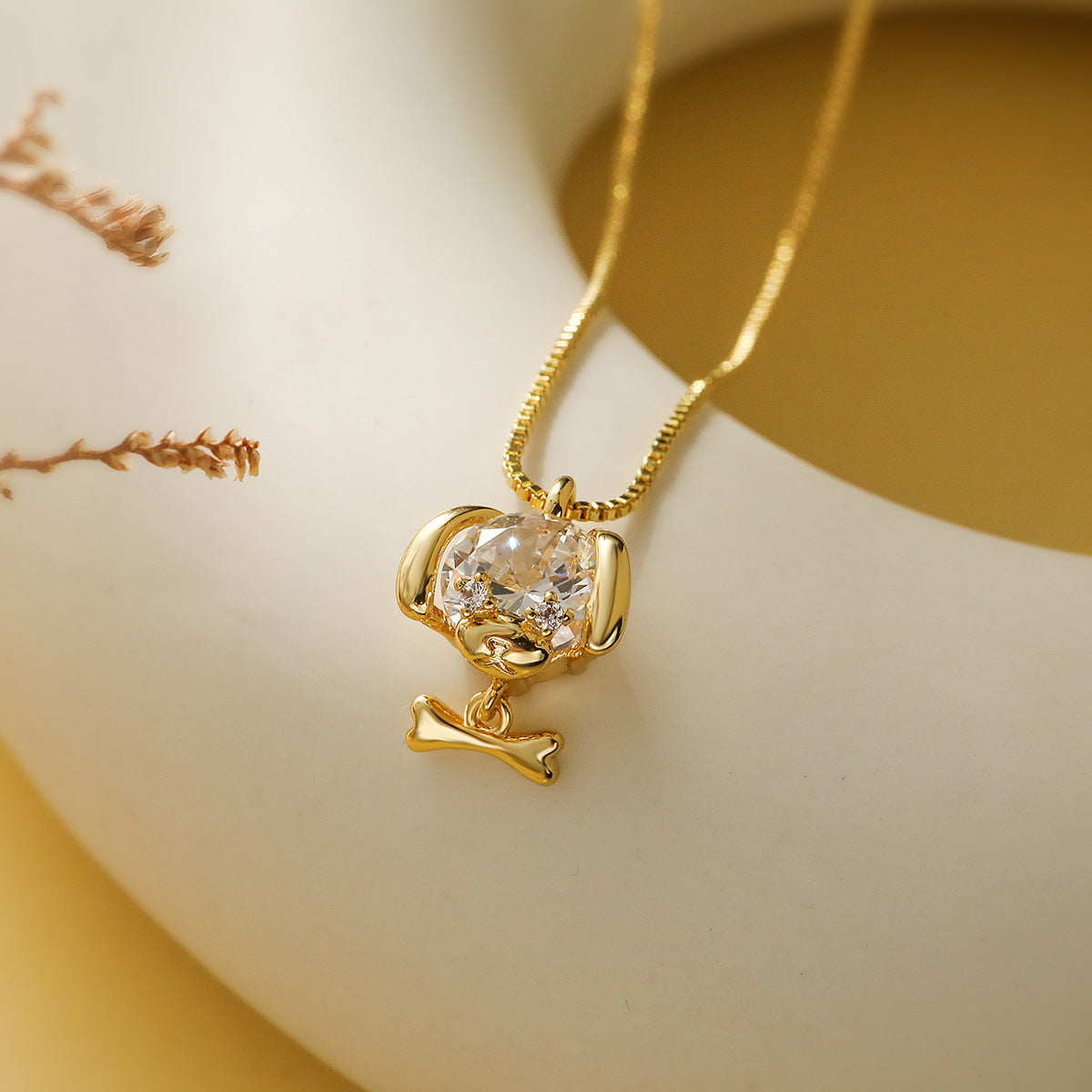 Collana con Pendente Minimalista a Testa di Cane Geometrica da Donna, Base in Rame Placcato Oro 18K con Dettagli in Zircone