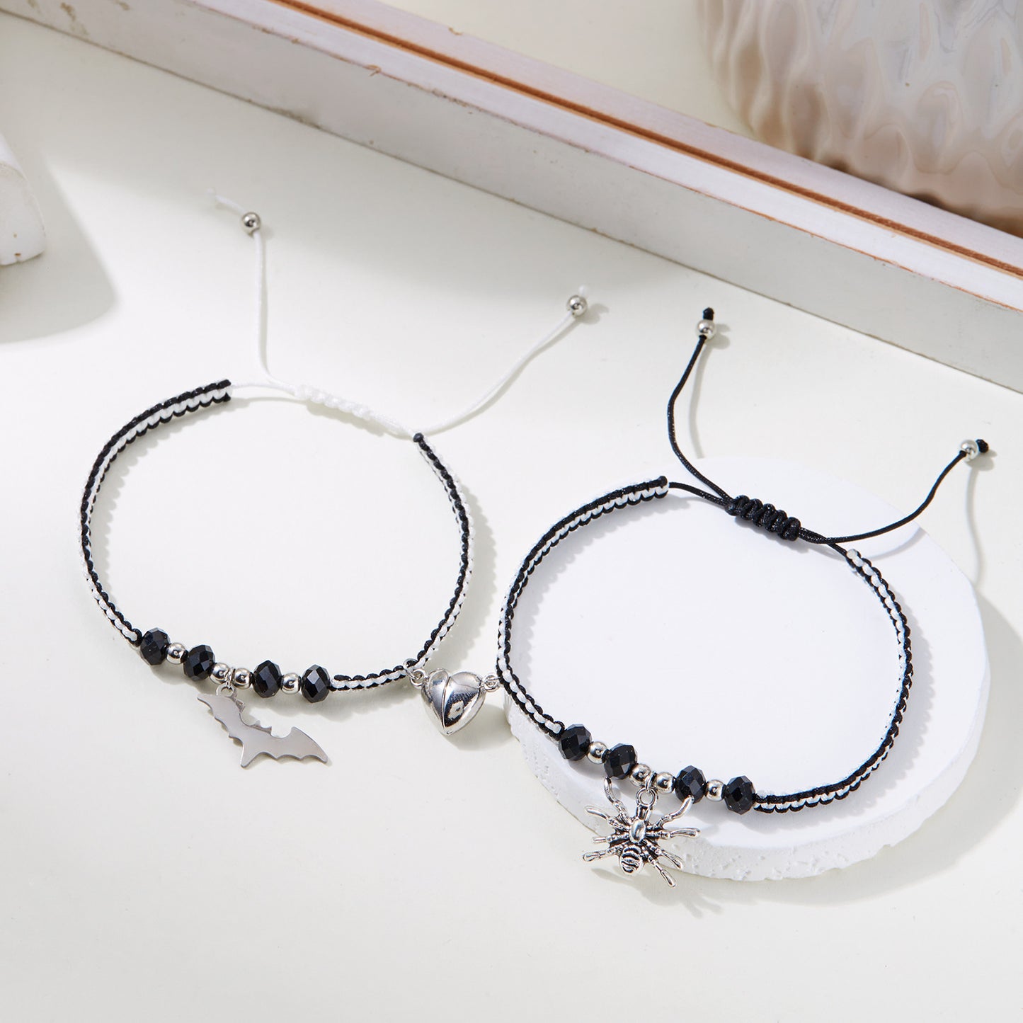 Bracciale di coppia magnetico intrecciato a tema Halloween con ragno e pipistrello e design a forma di cuore per uomo e donna
