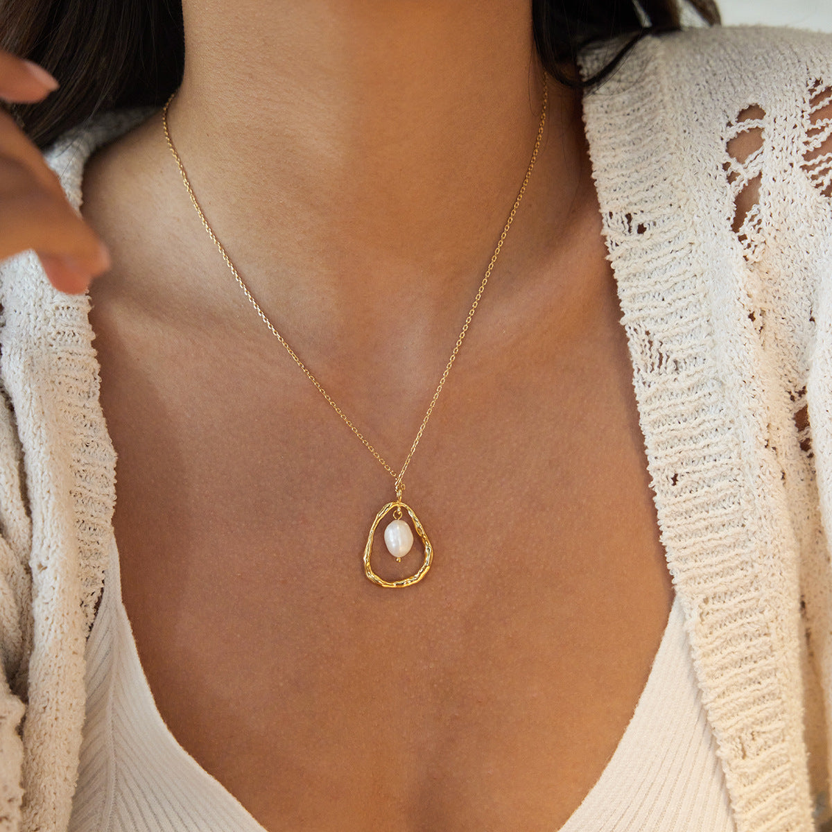 Collana girocollo minimalista geometrica in acciaio al titanio con accento di perla d'acqua dolce, catena a clavicola in acciaio inossidabile galvanizzato per donna